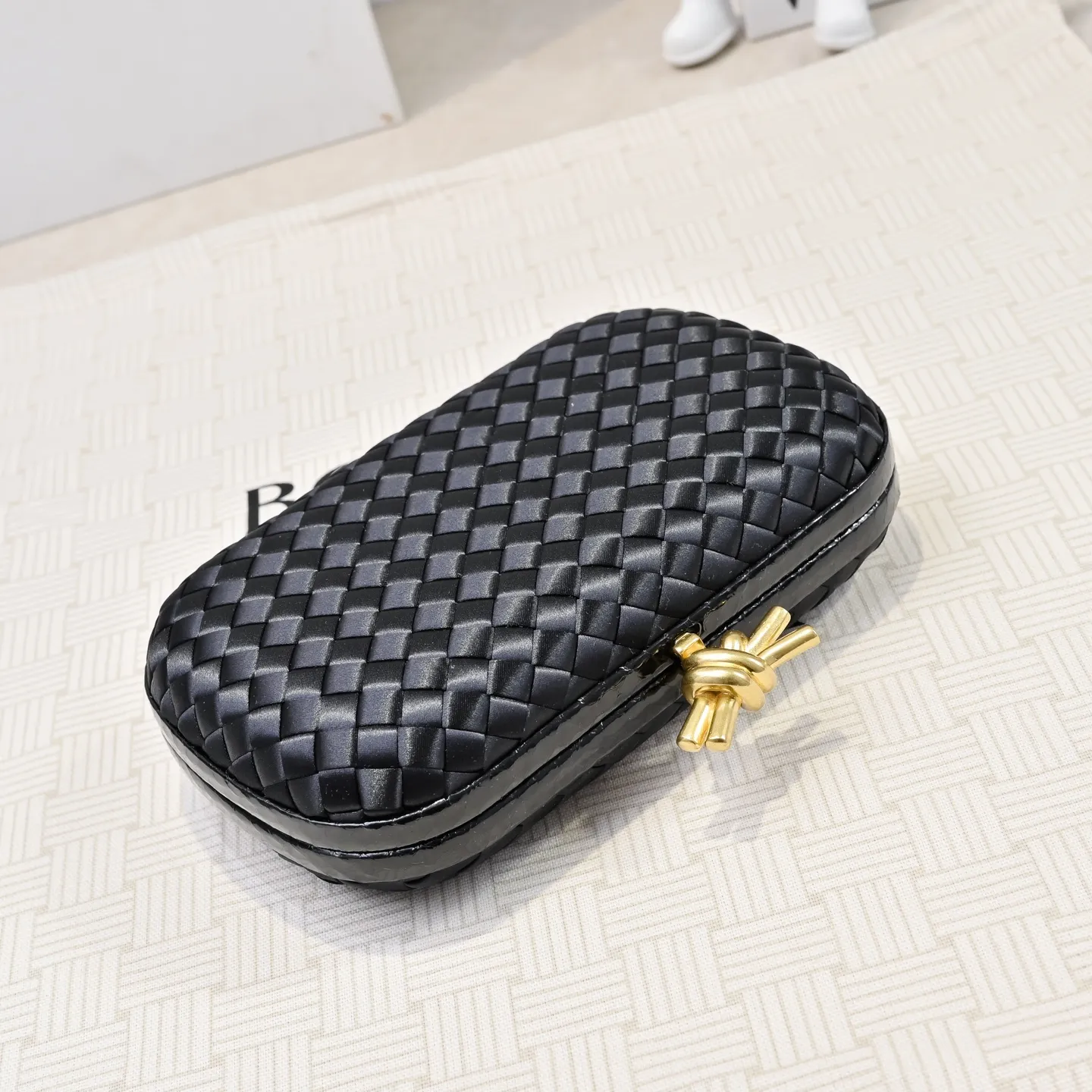 Batch 1460 #BV Knot woven evening bag series ~ Each bag reveals exquisite elegance💫Iconic classic silk weaving➕snake skin trimming with knot buckle, soft and delicate feel. The design is small and exquisite, low-key without logo, elegant and elegant. Paired with evening dress or cheongsam, it has the atmosphere of a famous and wealthy lady. Full of aura and invincible texture💃 Model: 7622 Dimensions: 20x12x5.5